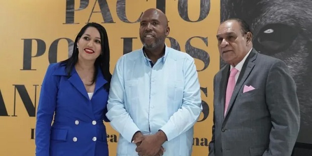 Alcalde de La Romana firma pacto por el cuidado animal en Santo Domingo