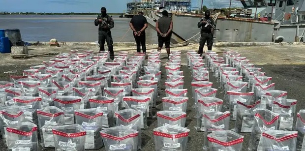 DNCD arresta dos hombres y ocupa 675 paquetes de presunta cocaína en SPM