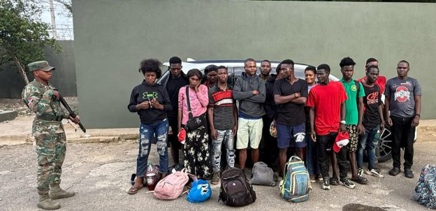 Detienen 16 haitianos indocumentados que fueron abandonados dentro de yipeta en Mao
