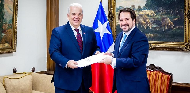 Embajador Juan Cohen Sander presenta Copias de Estilo ante el Gobierno de Chile